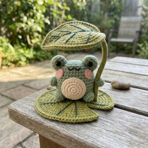 Cute Crochet Frog Plush with Leaf Umbrella, Kawaii Amigurumi Pond Frog Doll, Handmade Woodland Nursery Decor Gift Soft Baby Toy Sizes 4-12in