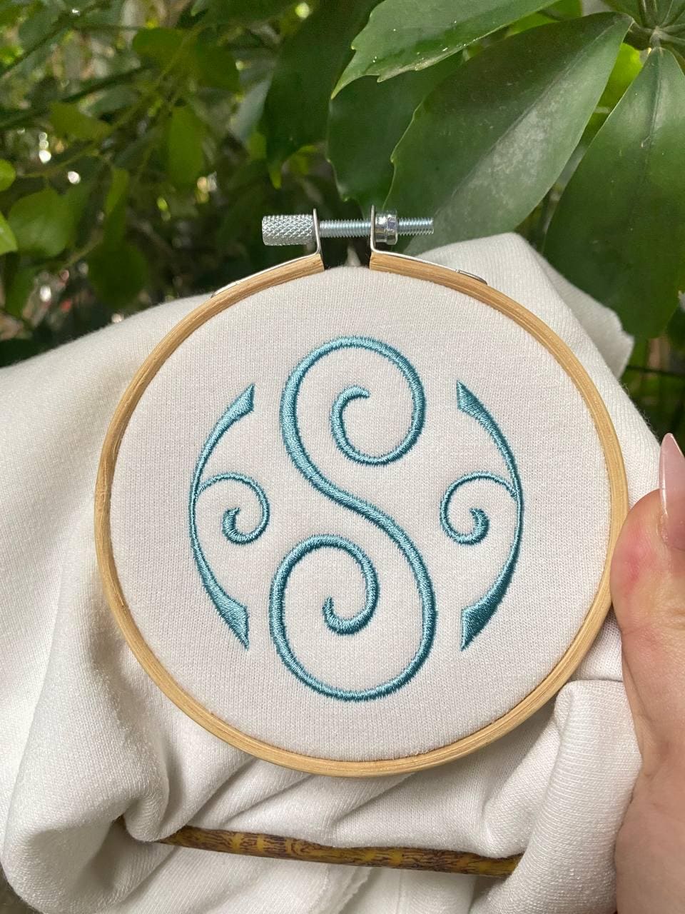 Circle Monogram Embroidery Font, Fishtail Monogram with Frame Embroidery Design, BX Font (Digital Download), 5 sizes, 11 formats