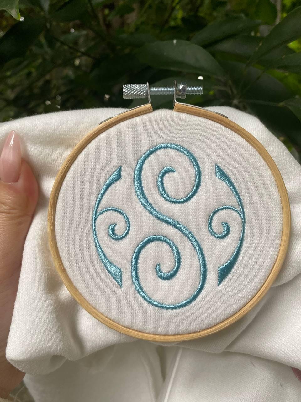 Circle Monogram Embroidery Font, Fishtail Monogram with Frame Embroidery Design, BX Font (Digital Download), 5 sizes, 11 formats